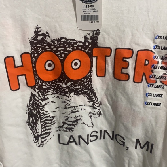 Hooters Lansing MI 3XL Tee signed+stretch reversible Beanie - Picture 10 of 13